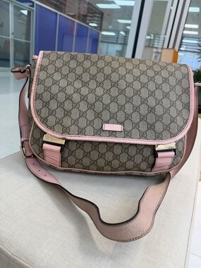 Gucci Beige GG Supreme Canvas Crossbody with Pink Trim